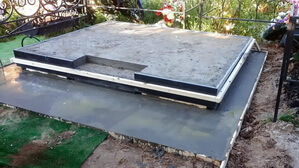 Бетонное основание придаст большую прочность кладке